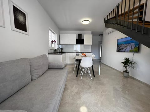 Kitchen or kitchenette, Living room, Seating area, Dining area, pet friendly, kitchen