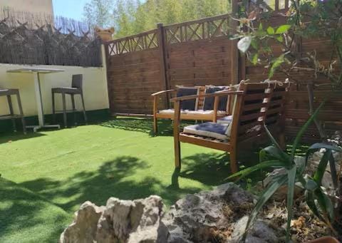 Maisonnette 1 chambre Climatisation Calme Jardin BBQ Plages House in La Seyne-sur-Mer
