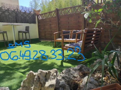 Maisonnette 1 chambre Climatisation Calme Jardin BBQ Plages House in La Seyne-sur-Mer