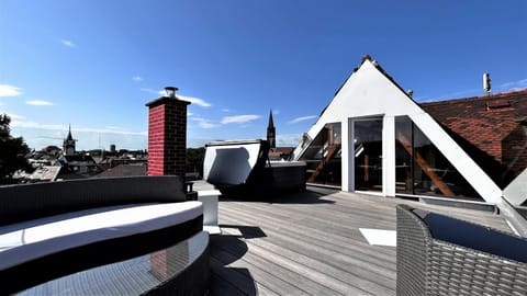 Property building, Balcony/Terrace, Seating area