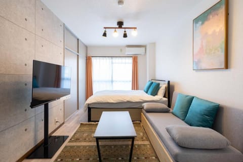 Bed, TV and multimedia, Living room, Photo of the whole room, Seating area, Bedroom, air conditioner