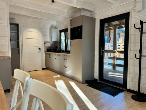 Kitchen or kitchenette, pet friendly, stove