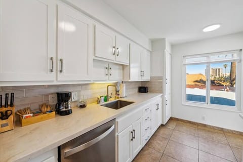 Seas the Day by Cardo - La Jolla Beachfront Apartment in La Jolla