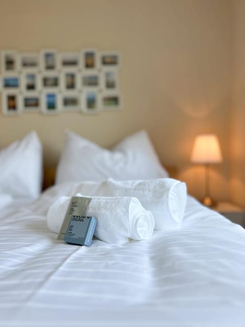 Bed, Bedroom, towels