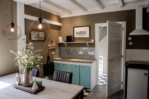 Kitchen or kitchenette, Dining area, stove