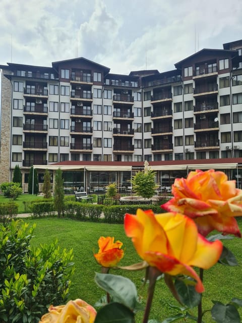 Property building, Day, Natural landscape, Garden, Garden view