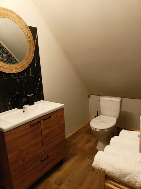 Toilet, Bathroom, towels