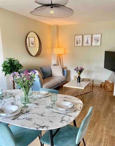 TV and multimedia, Living room, Dining area, fireplace