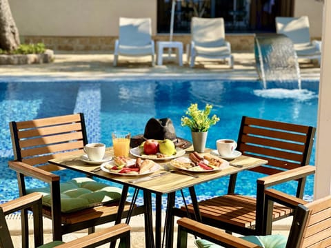 Day, Food and drinks, Dining area, Food, Pool view, Swimming pool, Breakfast, Continental breakfast, Drinks, sunbed