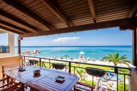 Day, Natural landscape, View (from property/room), Balcony/Terrace, Dining area, Beach, Sea view