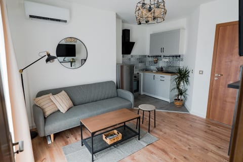 Kitchen or kitchenette, Seating area, Dining area