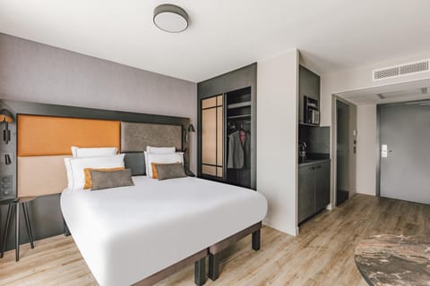 Bed, Kitchen or kitchenette, Bedroom, wardrobe