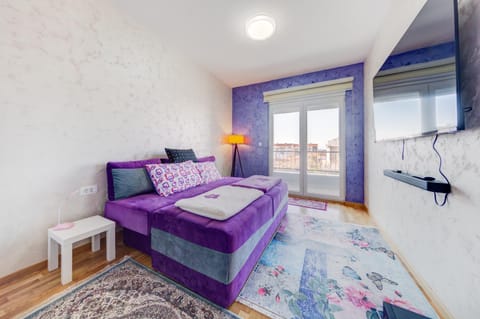 Bed, TV and multimedia, Bedroom