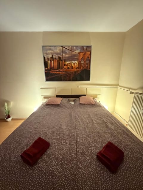Bed, TV and multimedia, Photo of the whole room, Bedroom, towels