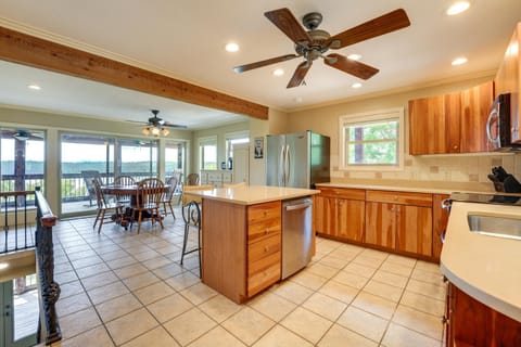 Eagle Rock Gem on Table Rock Lake with Decks and Grill House in Roaring River Township