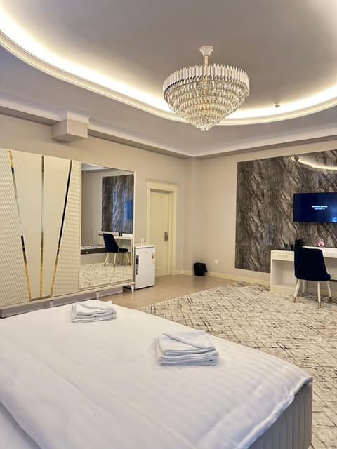 Bed, TV and multimedia, Photo of the whole room, towels