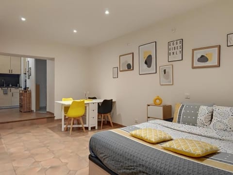 Cabanon provençal House in Rochefort-du-Gard