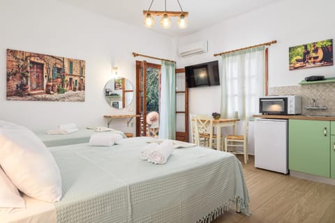 TV and multimedia, Kitchen or kitchenette, Photo of the whole room, oven