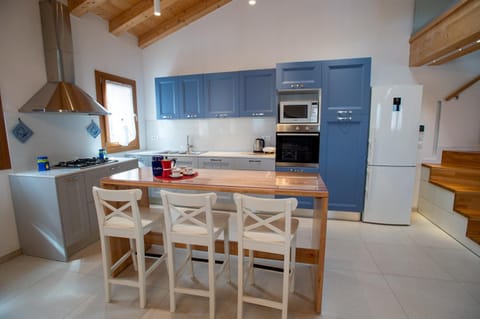 Kitchen or kitchenette, Dining area, stove