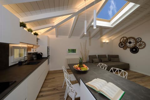 Kitchen or kitchenette, Living room, Food and drinks, Seating area, Dining area, Food