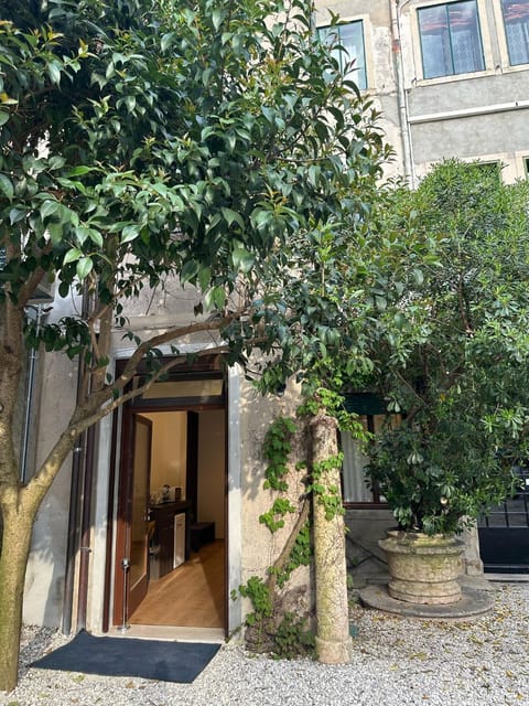 Property building, Facade/entrance, Garden