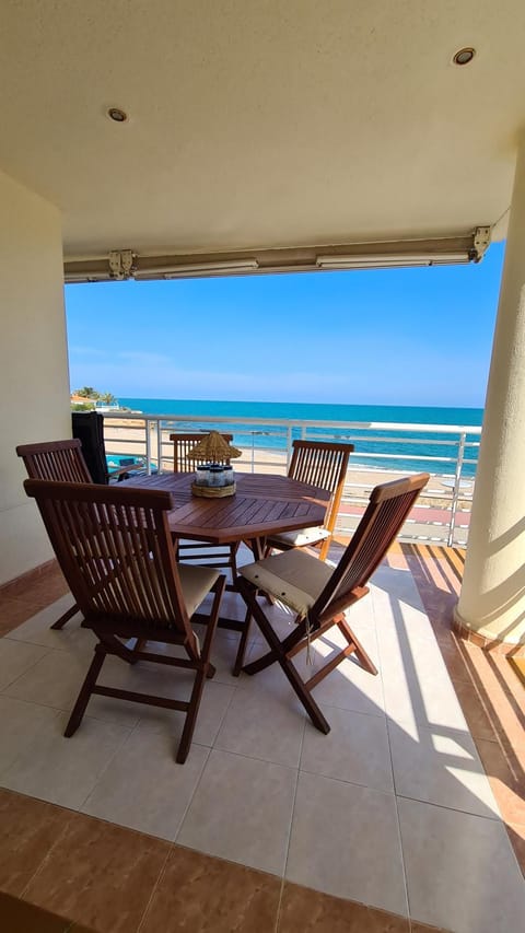 Natural landscape, View (from property/room), Balcony/Terrace, Dining area, Beach, Sea view