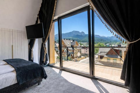 Bedroom, Mountain view