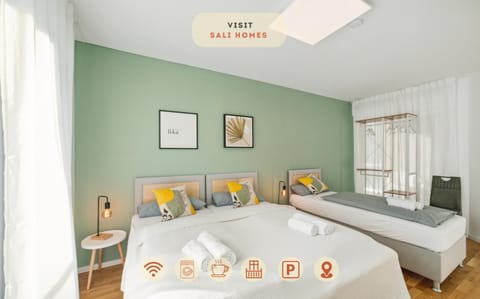 Bed, Photo of the whole room, Seating area, Bedroom