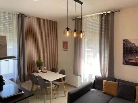 TV and multimedia, Kitchen or kitchenette, Living room, Seating area, Dining area