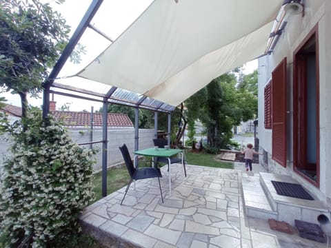 Property building, Garden, View (from property/room), Balcony/Terrace, Dining area, Garden view