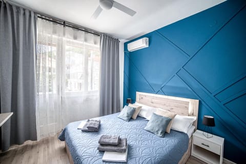 Bed, Bedroom, towels