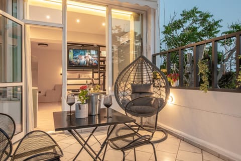 Patio, Communal lounge/ TV room, TV and multimedia, Balcony/Terrace, Seating area, Evening entertainment