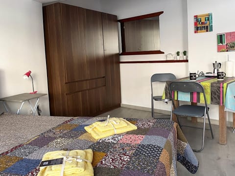 Photo of the whole room, towels, wardrobe