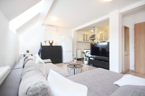 Communal lounge/ TV room, TV and multimedia, Living room