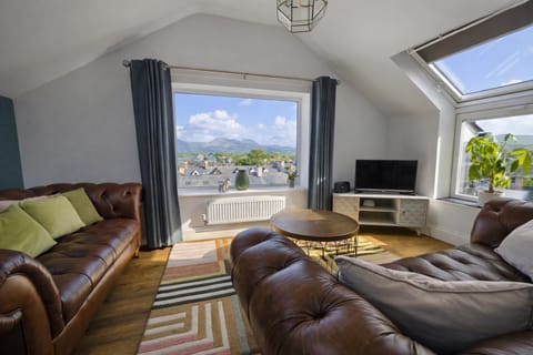 TV and multimedia, View (from property/room), Seating area, City view, Garden view, Mountain view, River view, Sea view