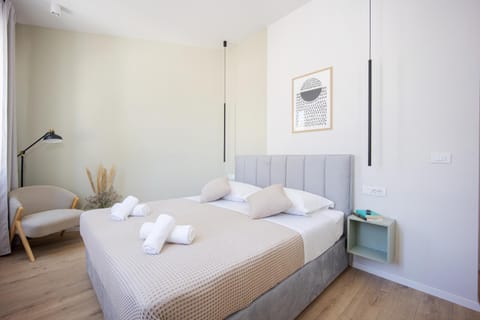 Bed, Photo of the whole room, Bedroom, towels