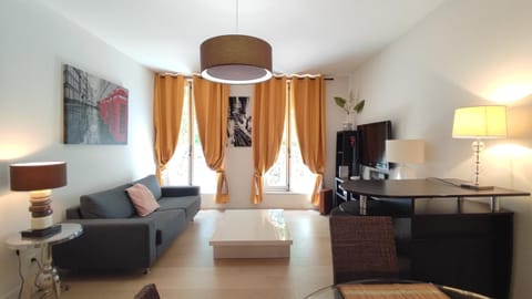 Communal lounge/ TV room, TV and multimedia, Living room, Seating area, Dining area, Evening entertainment
