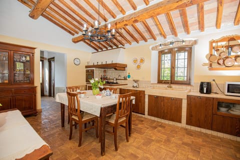 Kitchen or kitchenette, Dining area, oven