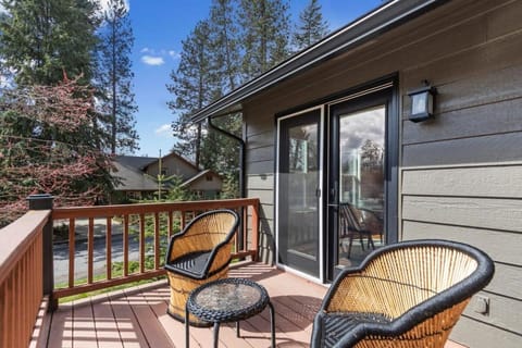 Property building, Patio, Day, Natural landscape, Balcony/Terrace, Seating area, Mountain view, furniture