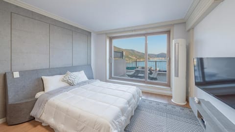Bed, Natural landscape, TV and multimedia, Living room, Photo of the whole room, Seating area, Bedroom, Mountain view