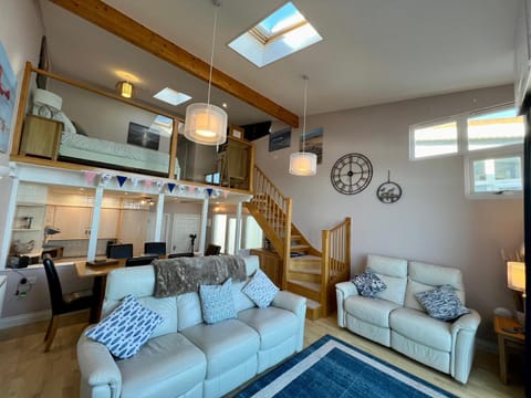 Sea Breeze Stay - 3-Bed Coastal Gem with Private Balcony - Westward Ho! House in Westward Ho