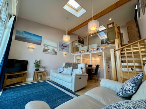 Sea Breeze Stay - 3-Bed Coastal Gem with Private Balcony - Westward Ho! House in Westward Ho
