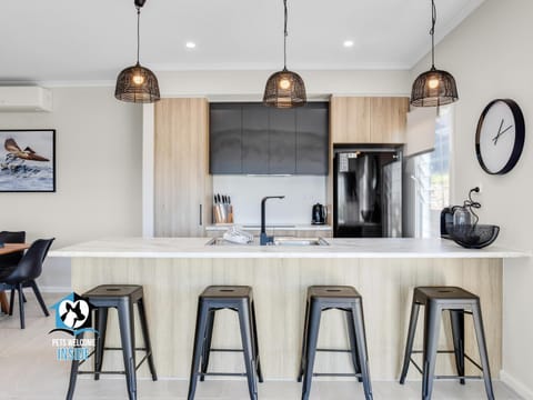Coffee/tea facilities, Seating area, Dining area, Communal kitchen, dishwasher, minibar, pet friendly, stove, kitchen