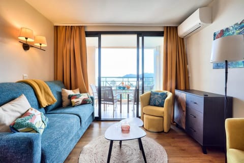 Bed, Living room, kitchen