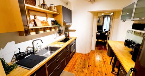 Kitchen or kitchenette, dishwasher, oven