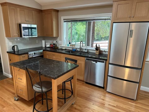 Kitchen or kitchenette, Dining area, dishwasher, pet friendly, stove