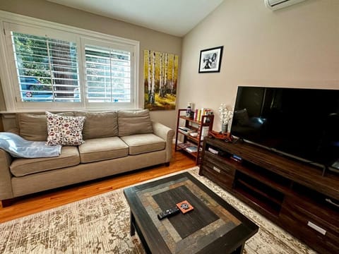 Communal lounge/ TV room, TV and multimedia, Living room, Seating area, Evening entertainment