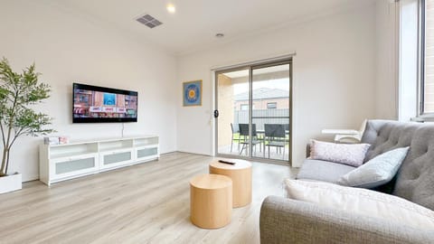 TV and multimedia, Living room, Evening entertainment
