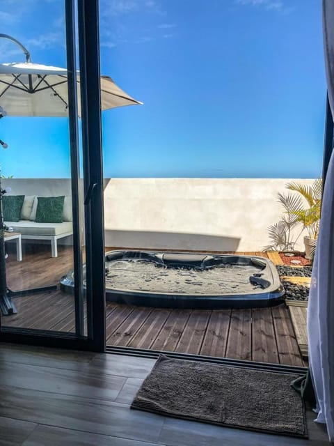 Day, Natural landscape, Hot Tub, Balcony/Terrace, Sea view