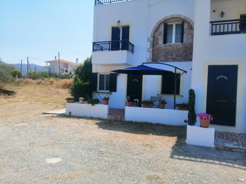 white house Apartment in Islands